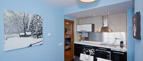 Een koelkast, een microgolfoven, een kookplaat