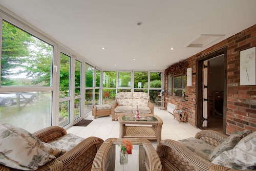 Idylic country cottage with hot tub on private estate