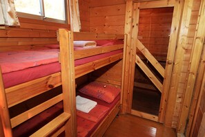 Lit de bébé (gratuit), accès au Wi-Fi (inclus), literie fournie