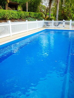 Piscine extérieure en saison