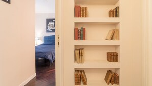 Une bibliothèque remplie de livres et un tableau encadré accroché au mur.