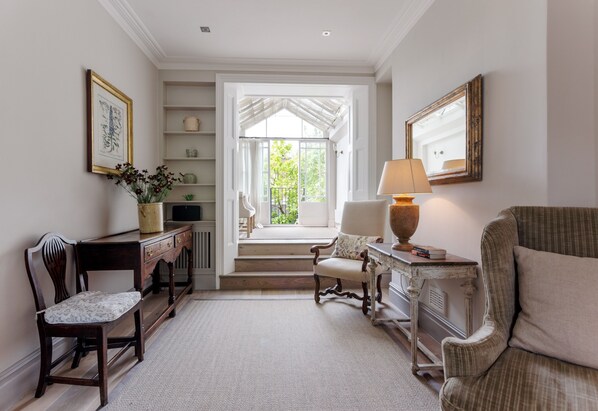 Coin salon dans le hall