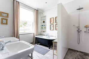 Casa de ciudad, 3 habitaciones | Baño | Tina y regadera independientes, regadera tipo lluvia, toallas 