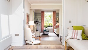 Lobby sitting area - The Pembrokes (London)