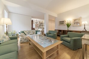 Apartment, 2 Schlafzimmer | Wohnzimmer | Fernseher