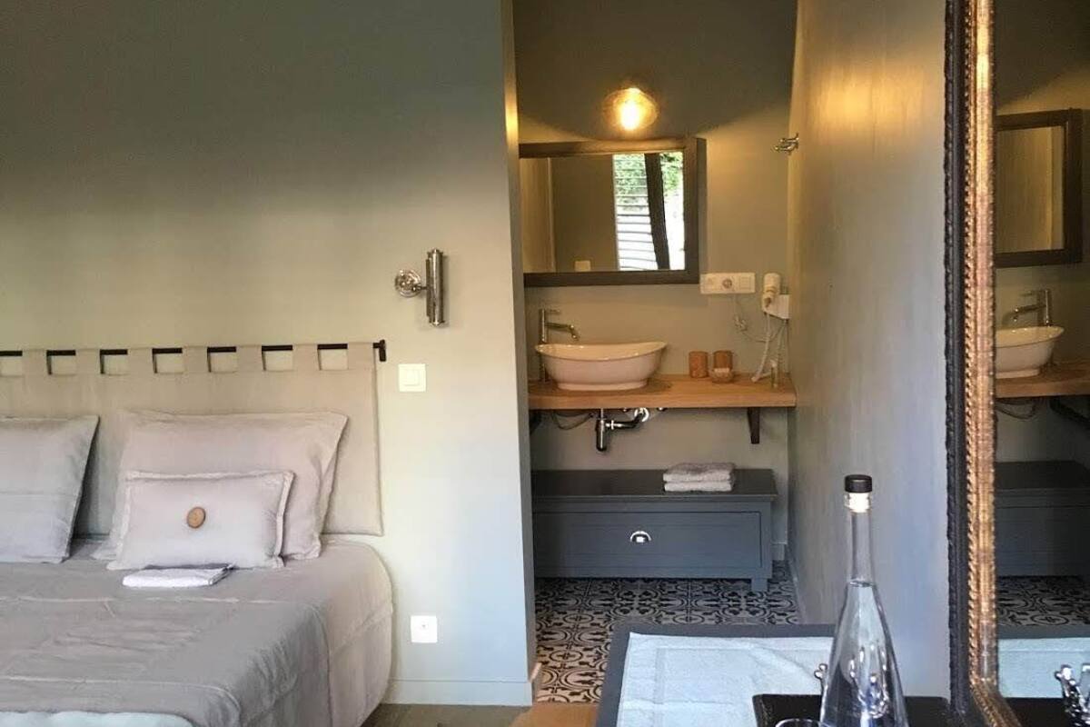 Chambre Double Deluxe | 1 chambre, literie de qualité supérieure, décoration personnalisée