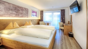 Double Room (Rubinrot) - Hotel & Art Kristiana (Saalbach-Hinterglemm)