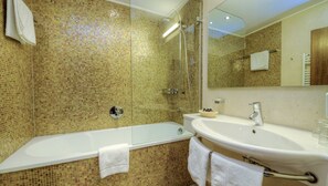 Familienstudio (Wiesengrün) | Badezimmer | Dusche, kostenlose Toilettenartikel, Haartrockner, Hausschuhe