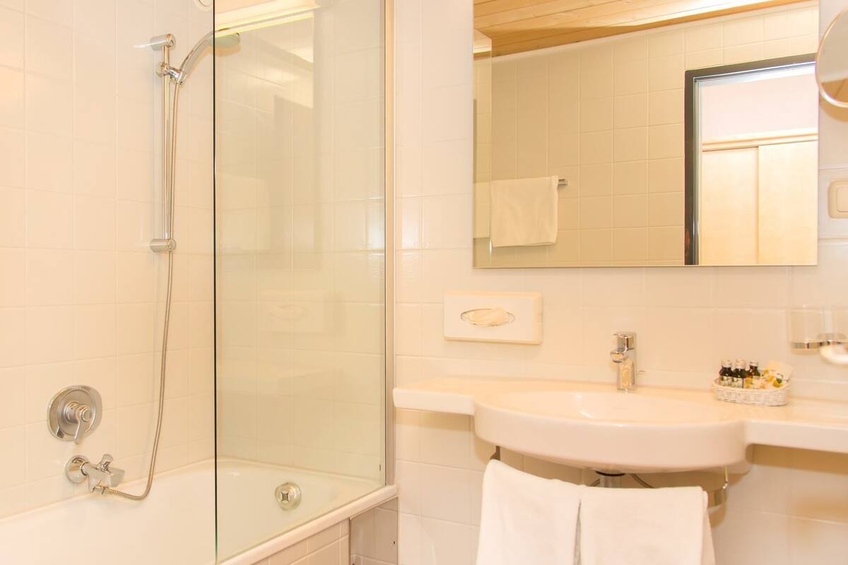 Studio (Bergblau) | Bathroom | Shower, free toiletries, hair dryer, slippers