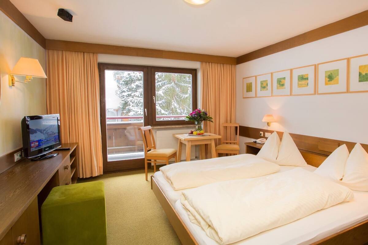Double Room (Sonnengelb) | In-room safe, desk, blackout drapes, iron/ironing board (on request)