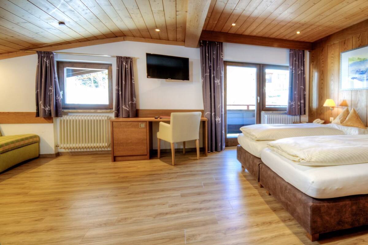 Family Studio (Wiesengrün) | In-room safe, desk, blackout drapes, iron/ironing board (on request)