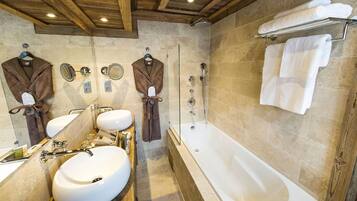 Doppelzimmer (Privilège) | Badezimmer | Badewanne und Dusche (separat), Komfortbadewanne, Regendusche