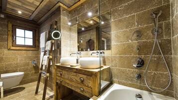 Habitación doble (Prestige) | Baño | Tina y regadera independientes, tina profunda, regadera tipo lluvia