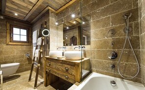 Habitación doble (Prestige) | Baño | Bañera y ducha independientes y bañera profunda