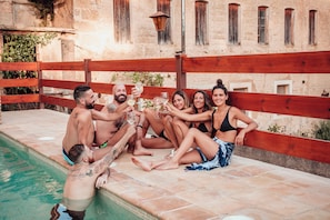 Una piscina al aire libre
