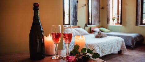 4 bedrooms, soundproofing, free WiFi, bed sheets