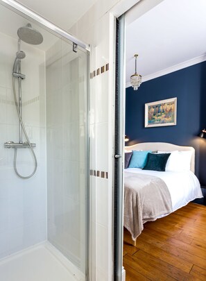 Departamento, 1 habitación | Baño | Regadera, amenidades de baño gratuitas, secadora de cabello, toallas 