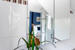 Apartment, 1 Bedroom | Bathroom | Shower, free toiletries, hair dryer, towels - Stylish Notting Hill apartment for 2-4 (London)