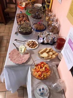Free daily buffet breakfast