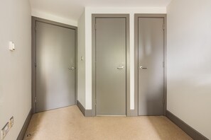 2 bedrooms, iron/ironing board, rollaway beds, free WiFi - Spacious 2 Bed - Battersea High Street (London)