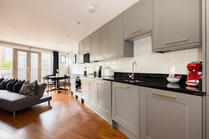2 bedrooms, iron/ironing board, rollaway beds, free WiFi - Spacious 2 Bed - Battersea High Street (London)