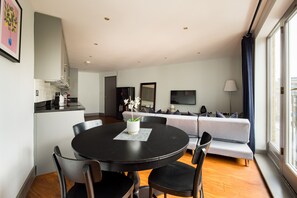 2 bedrooms, iron/ironing board, rollaway beds, free WiFi - Spacious 2 Bed - Battersea High Street (London)