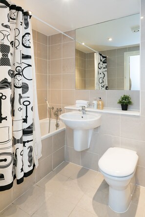 Apartment, 2 Bedrooms | Bathroom | Shower, free toiletries, hair dryer, towels - Spacious 2 Bed - Battersea High Street (London)