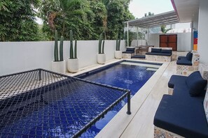 Outdoor pool - Margarita Surf Hostel Canggu (Canggu)