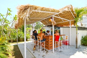Poolside bar - Margarita Surf Hostel Canggu (Canggu)