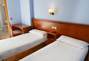 雙人或雙床房 | 書桌、免費 Wi-Fi、床單