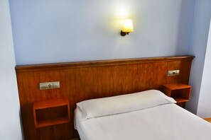 雙人或雙床房 | 書桌、免費 Wi-Fi、床單