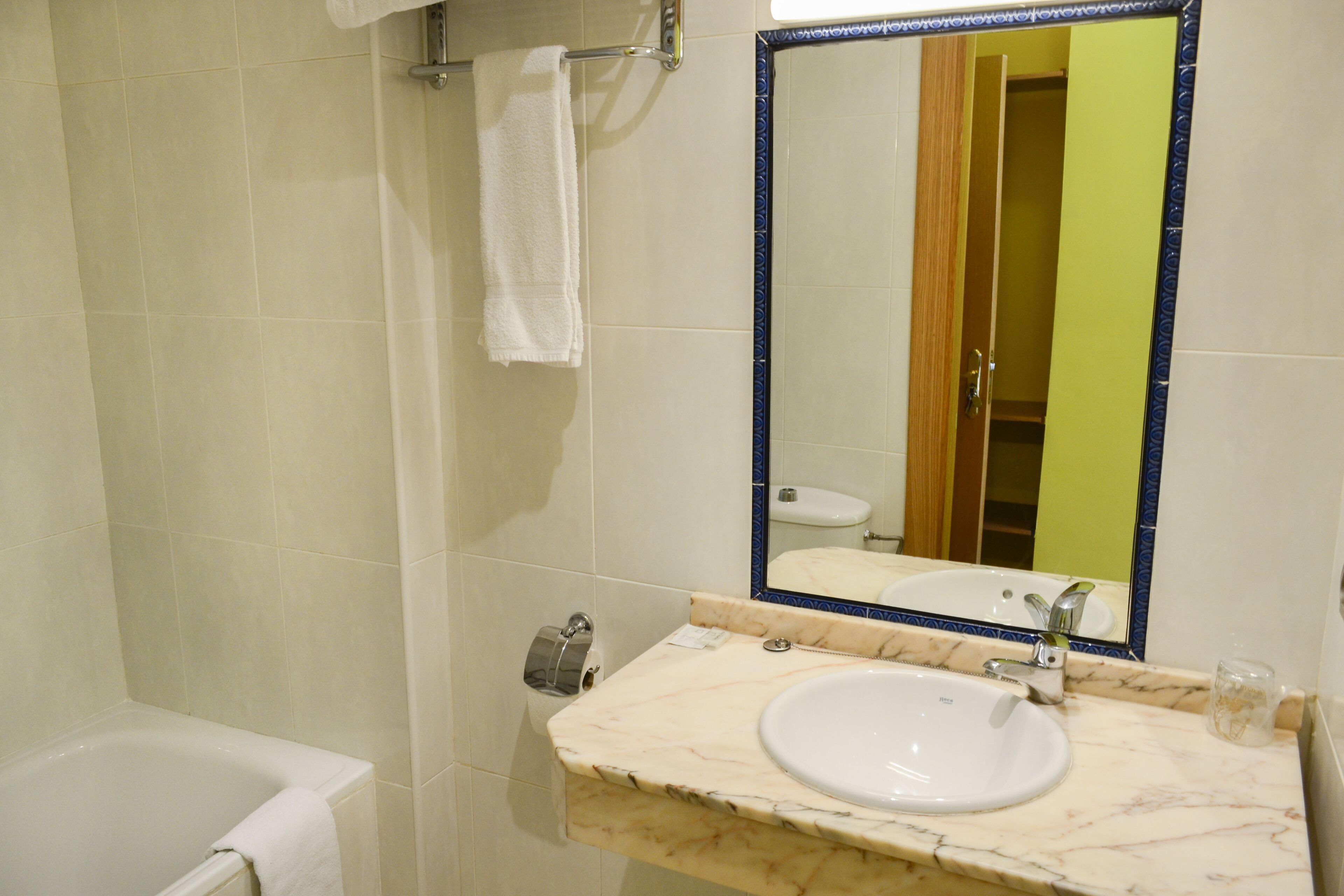 Deep soaking tub, towels