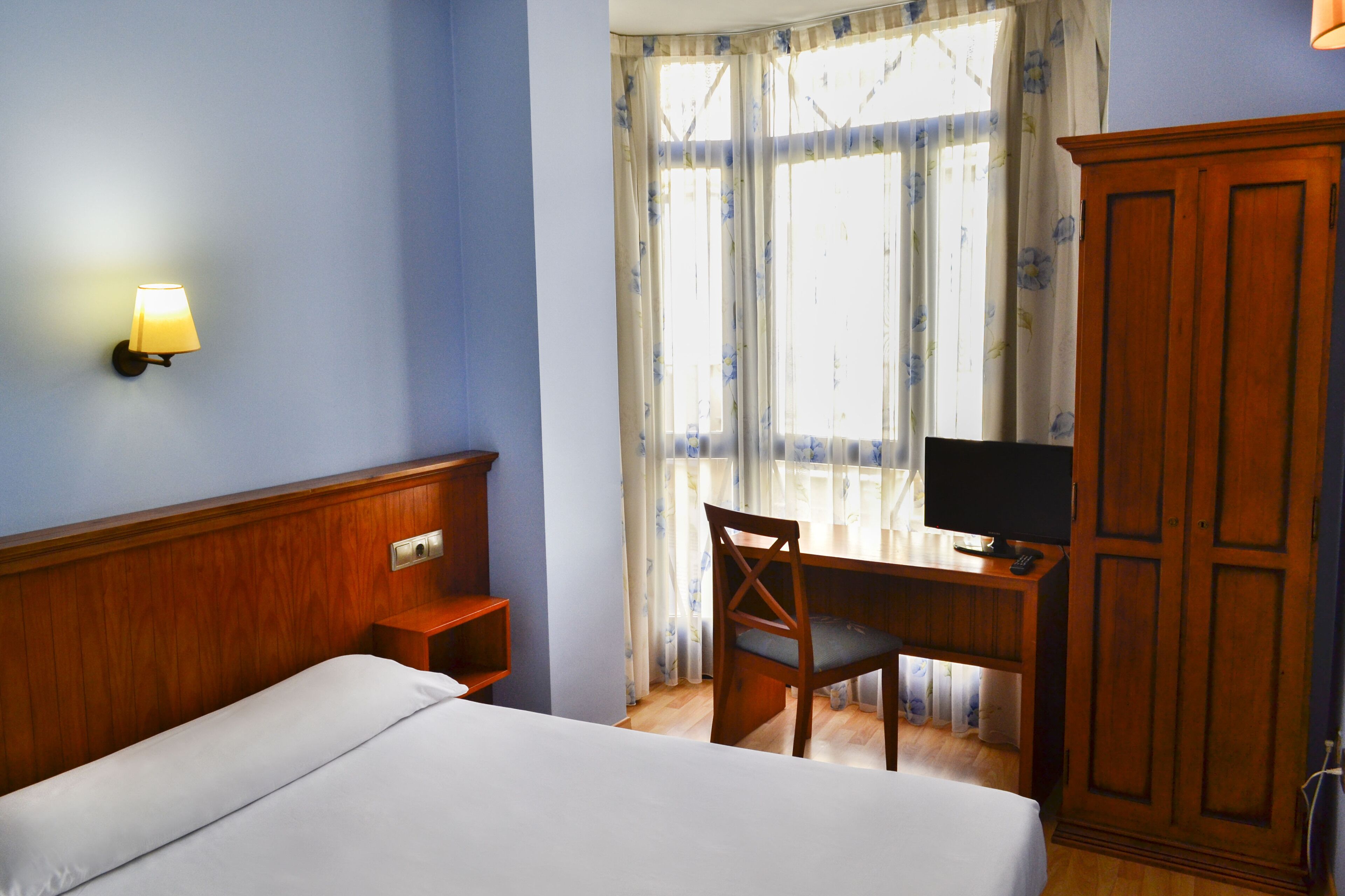 Kamer, 1 twee- of 2 eenpersoonsbedden | Een bureau, gratis wifi, beddengoed