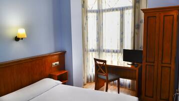 Kamer, 1 twee- of 2 eenpersoonsbedden | Een bureau, gratis wifi, beddengoed