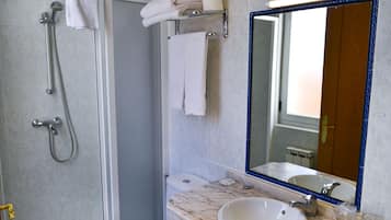 Single Room | Bathroom | Deep soaking tub, towels