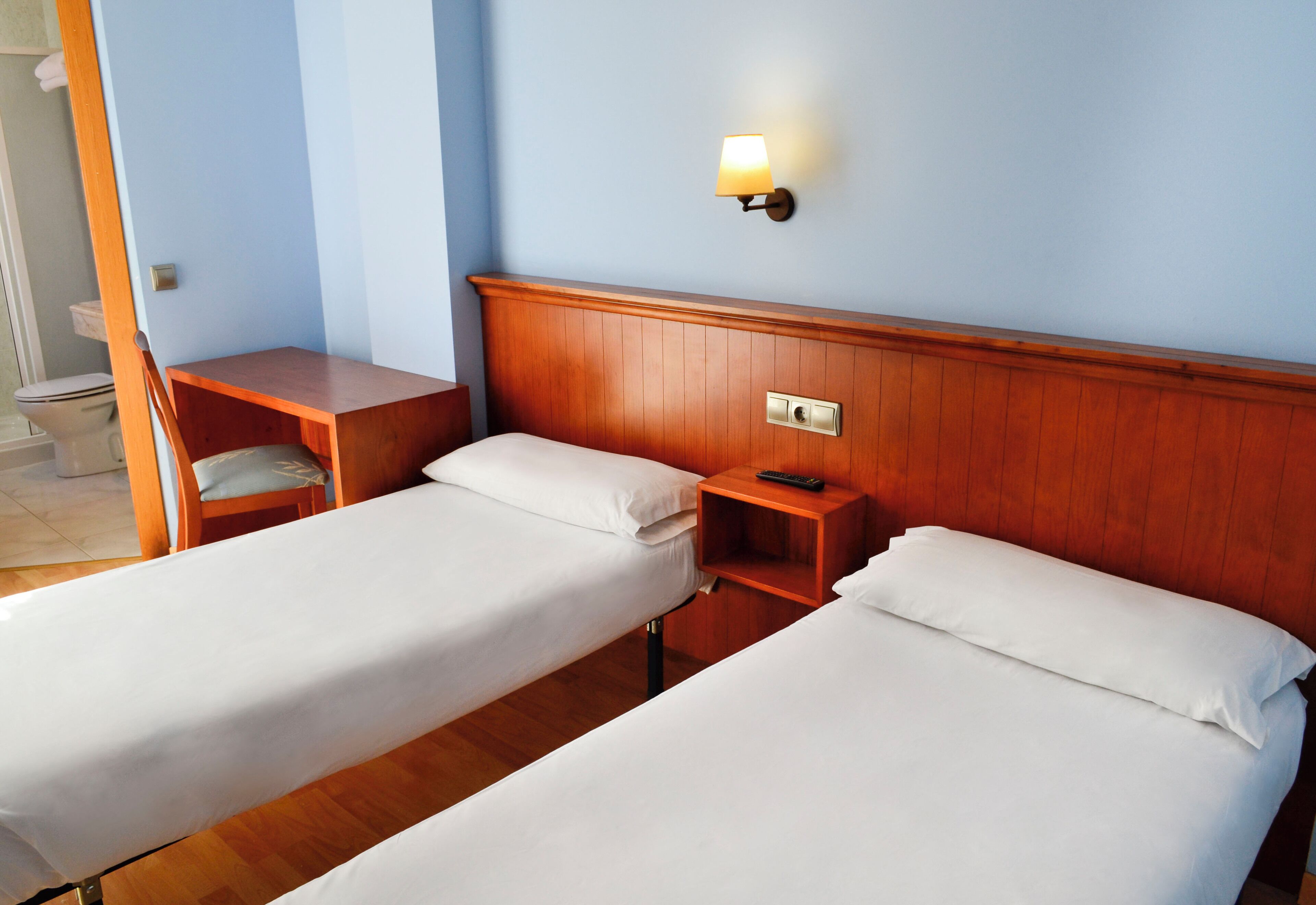 Escritorio, wifi gratis, ropa de cama