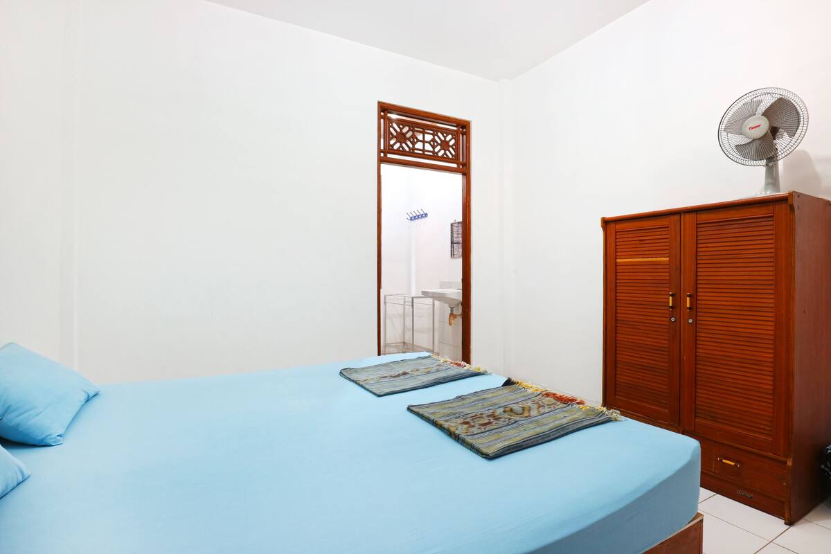 Standard Double Room | Desk, WiFi (free), bed sheets