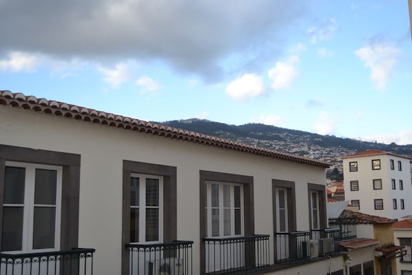 Un bâtiment doté d’un toit recouvert de tuiles et de nombreuses fenêtres.