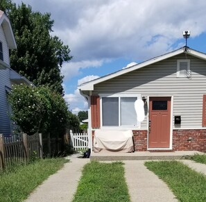 House, 2 Queen Beds, Non Smoking | Living area | Flat-screen TV
