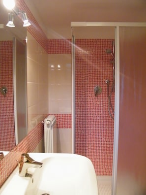 Apartment, 1 Bedroom (Lavanda) | Bathroom | Shower, hair dryer, bidet, towels - Agriturismo Villalta (Perugia)
