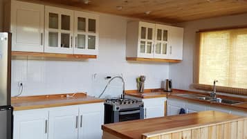Kabin Keluarga, 3 kamar tidur, Bebas Asap Rokok | Dapur pribadi | Lemari es besar, oven, kompor, dan peralatan masak/sendok-piring