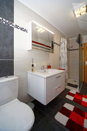 Apartment, 2 Bedrooms | Bathroom | Shower, hair dryer, towels - Ferienwohnung Söldner (Saldenburg)