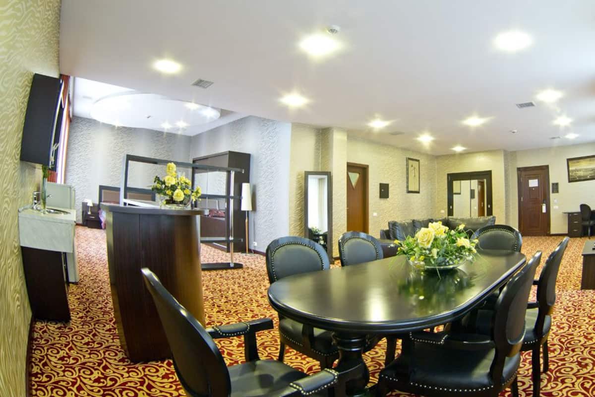 Royal Suite, 1 King Bed, Smoking | Living room | Smart TV, Netflix, iPod dock, first-run movies