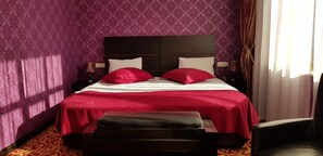 Peti besi dalam bilik, kalis bunyi, seterika/papan seterika 