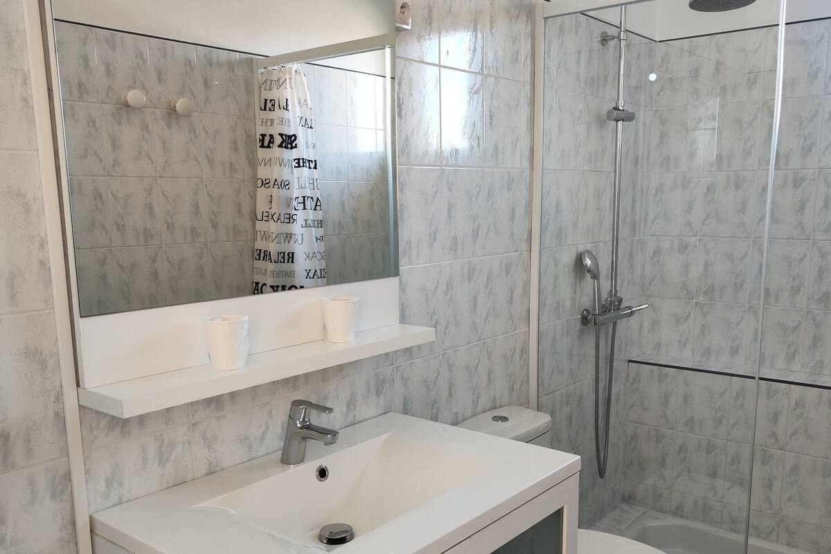 double room | bathroom | free toiletries, hair dryer, towels