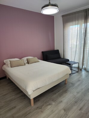 Habitación doble | Tabla de planchar con plancha, wifi gratis y ropa de cama 