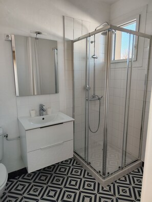Quarto casal | Banheiro | Produtos de toalete grátis, secador de cabelo (mediante solicitação)