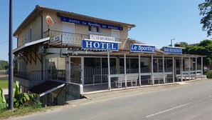 Un edificio con un letrero que dice "HOTEL Le Sporting BAR RESTAURANT".