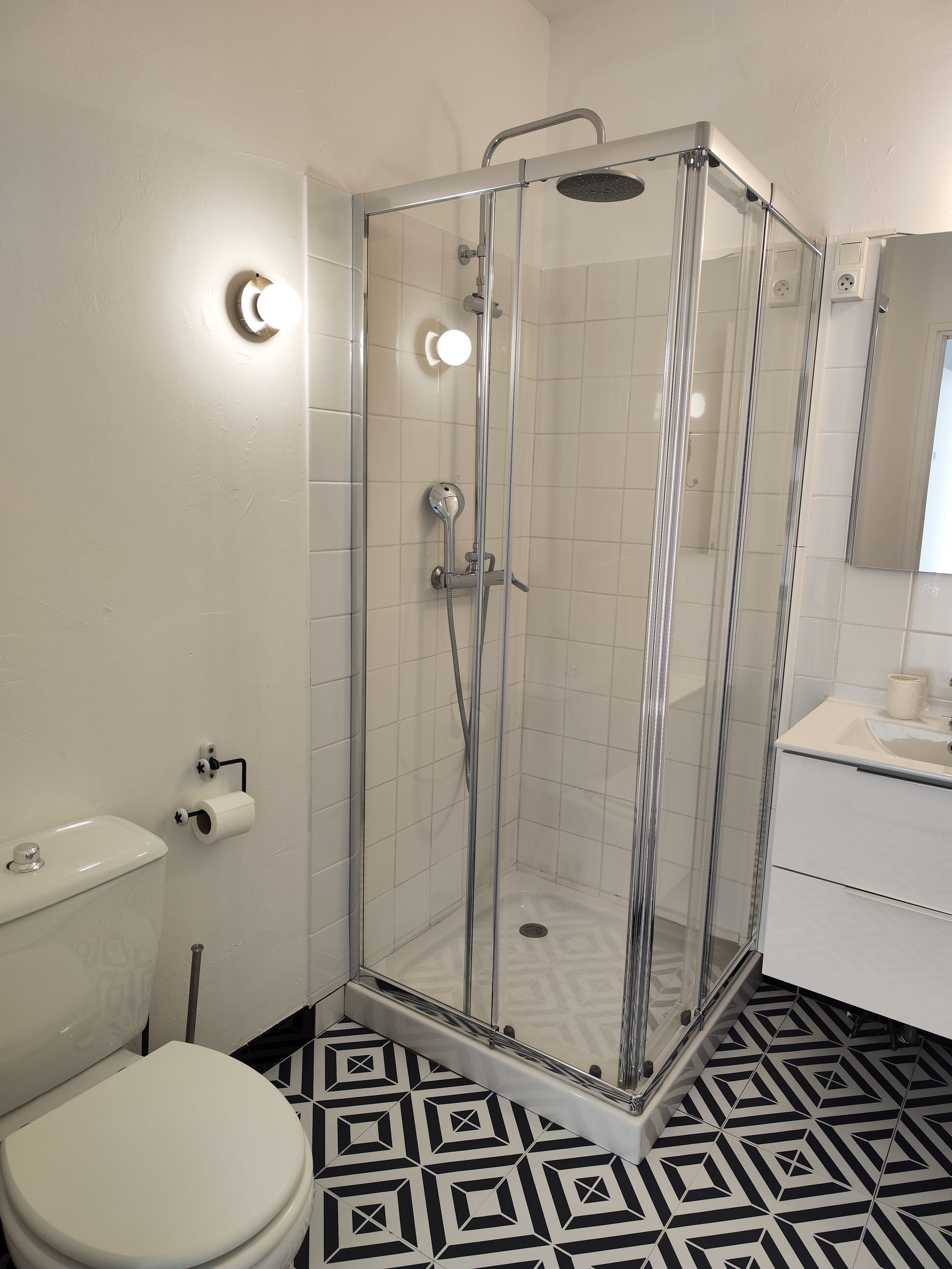 double room | bathroom | free toiletries, hair dryer, towels