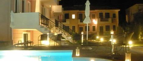 En sÀsongsöppen utomhuspool, parasoller och solstolar